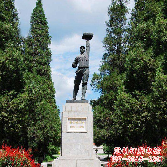 泰安战斗英雄董存瑞雕塑-景区园林英雄人物景观雕塑