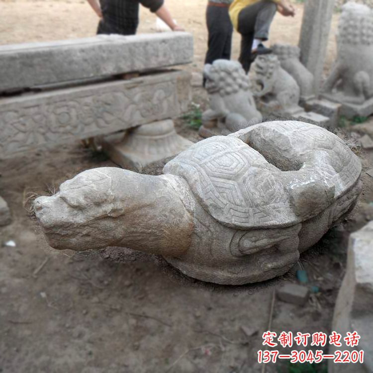 泰安朱雀站在赑屃上的石雕