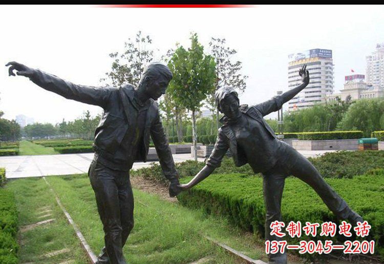 泰安走铁轨的情侣铜雕