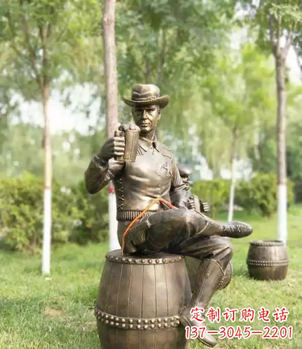 泰安坐酒桶喝啤酒的牛仔铜雕