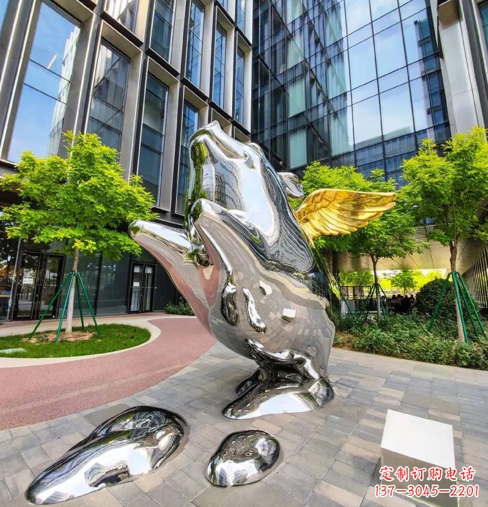 泰安猪雕塑-酒店门口一只带翅膀不锈钢镜面猪雕塑